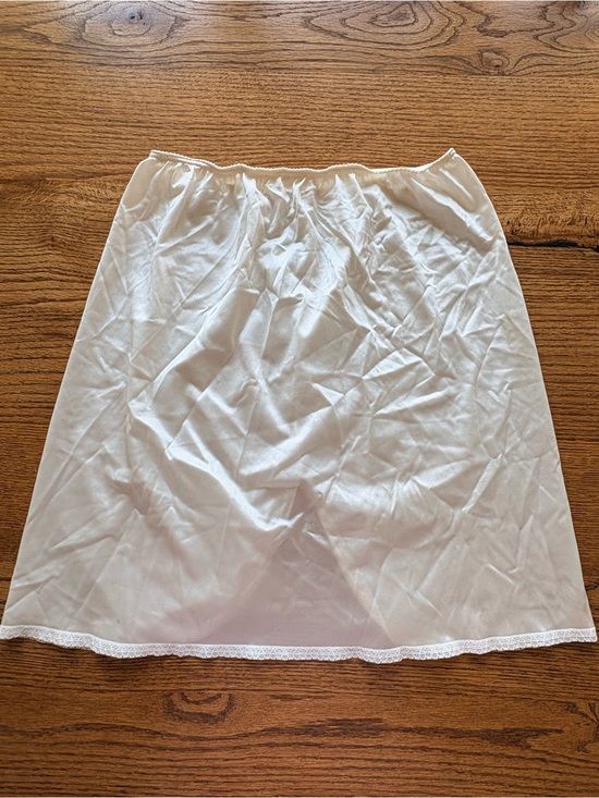 Bali Other - Bali Cream Half Slip with Lace Edge at hem- women’s medium- 100% nylon